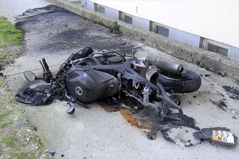 Motocikl potpuno izgorio - Avaz