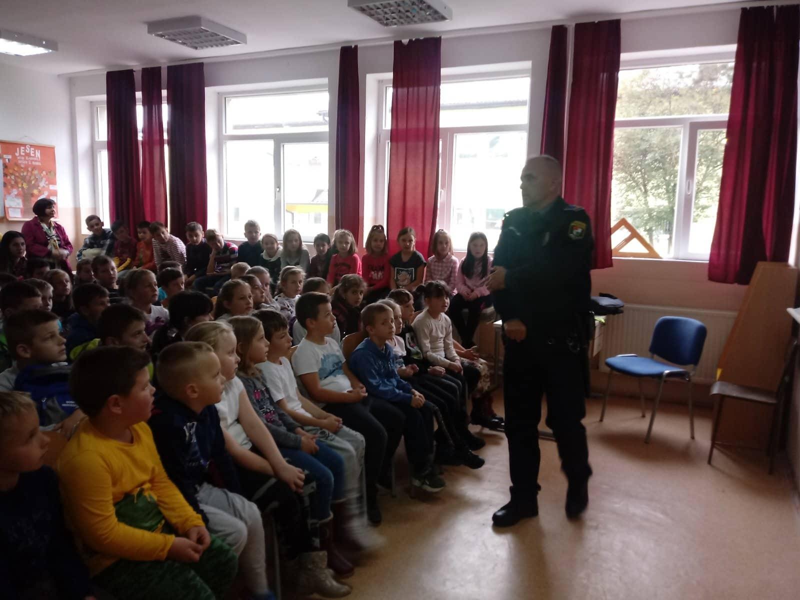 Učenici sa pažnjom slušali izlaganja policajca - Avaz