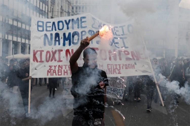 Protesti srednjoškilaca u Atini - Avaz