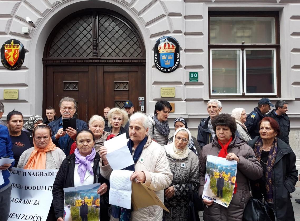 Žrtve i svjedoci genocida ispred Ambasade Švedske: Ako su Handkeu dali nagradu, neka je daju Karadžiću i Mladiću