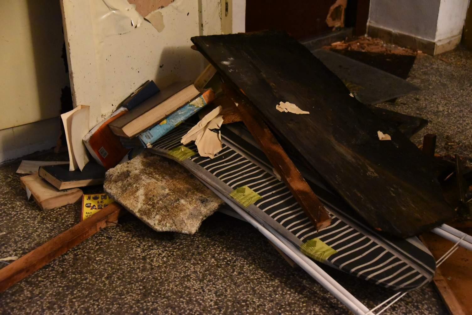 Uništene stvari ispred stana u kojem je izbio požar - Avaz
