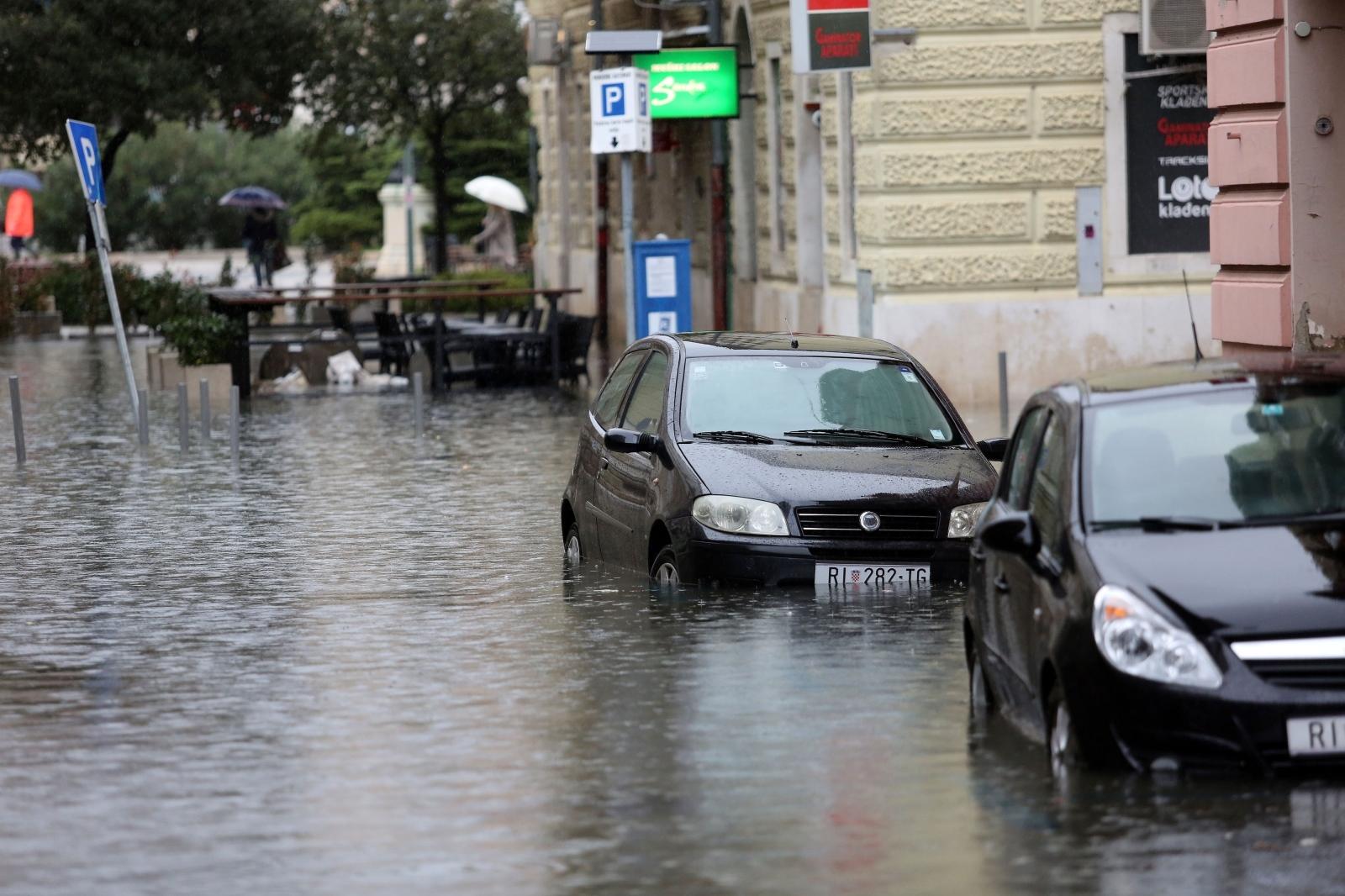 Rijeka: Poplavio centar grada, neki su kroz grad krenuli s daskom za veslanje - Avaz