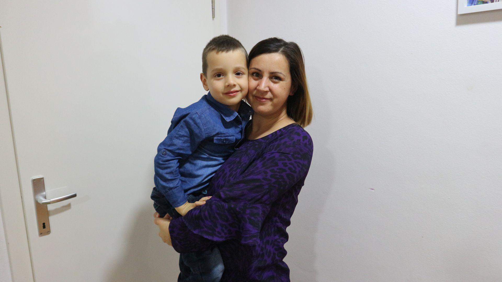 S majkom Kadirom: Već čita i piše - Avaz