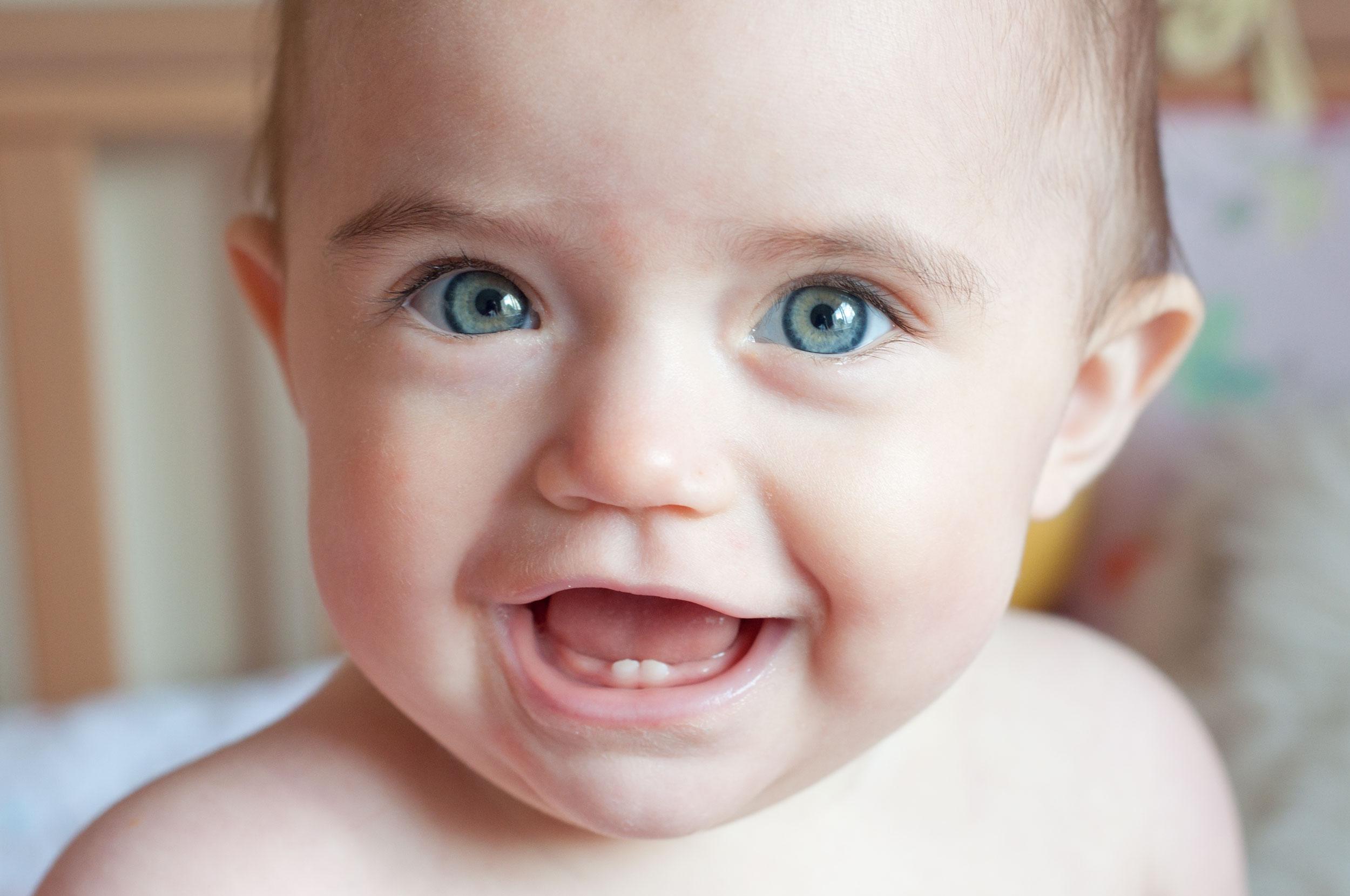 Beba kojoj rastu zubi u usta stavlja svaki predmet - Avaz