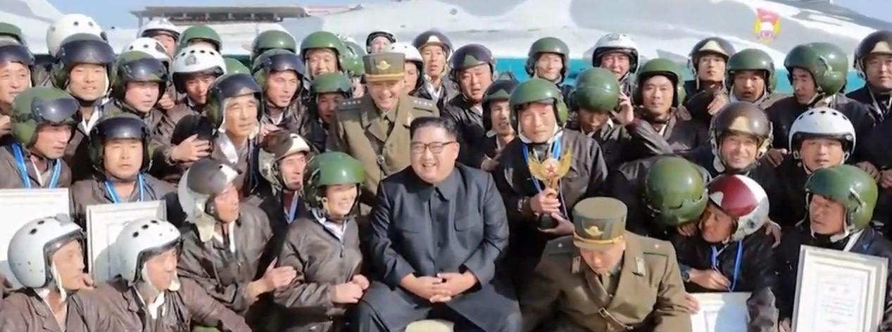 Kim Jong-un s vojnicima - Avaz