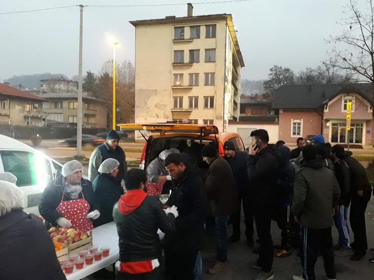 Migrantima u Tuzlu večeras stiglo 300 toplih odbora, odjeća, obuća i deke