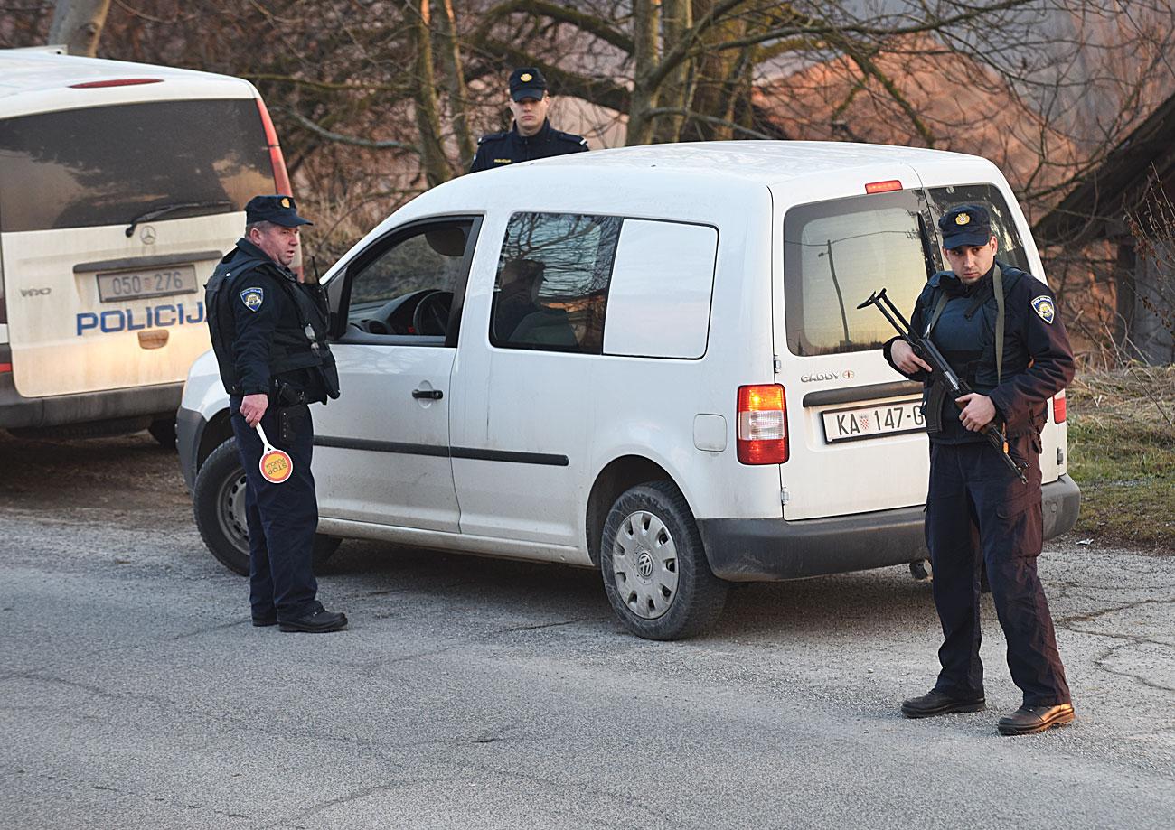 Policija s dugim cijevima u Karlovcu - Avaz