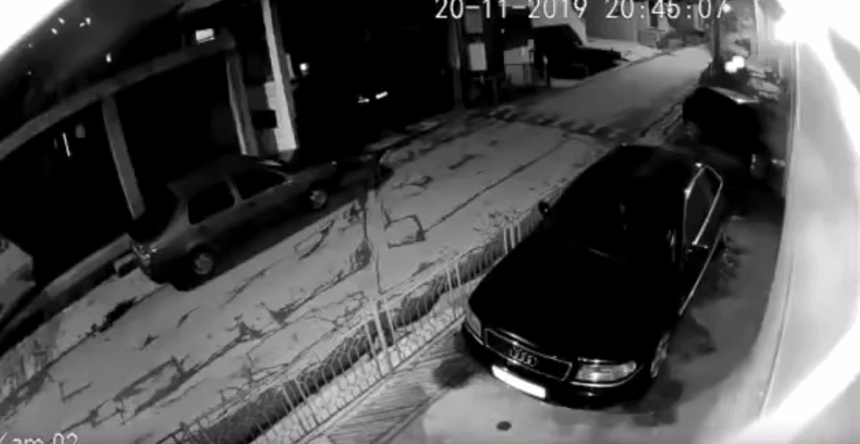 Uznemirujući snimak iz Bijelog Polja: Djevojka šetala, kada ju je oborio automobil sa prikolicom