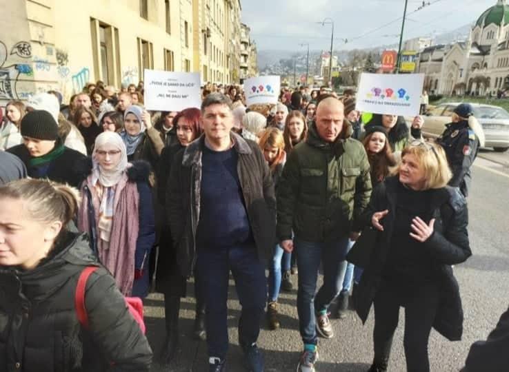 Dekan Ajanović u šetnji: Dao podršku studentima - Avaz
