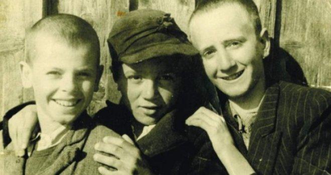 Mladi Muhamed (desno) sa prijateljima iz djetinjstva - Avaz