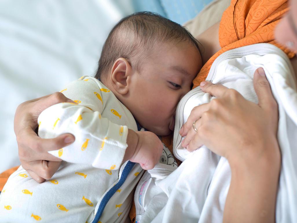Majčino mlijeko utječe na bebin rast i razvoj - Avaz