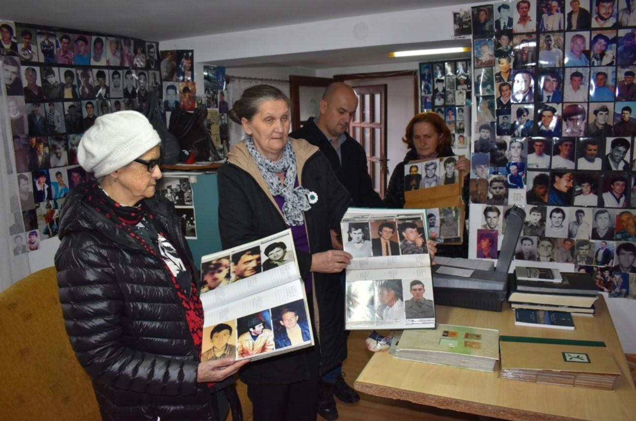 "Žene Srebrenice" predale oko 2.000 fotografija ubijenih žrtava genocida