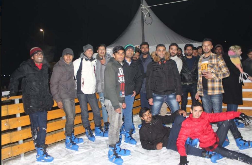 Migranti uživali u klizanju na ''Winter Festu'' u Hadžićima