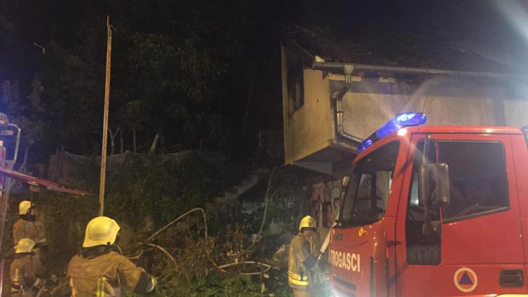 Turbulentna noć za vatrogasce u Sarajevu: Gorjeli napuštena zgrada, trafostanica, deponija smeća i nisko rastinje
