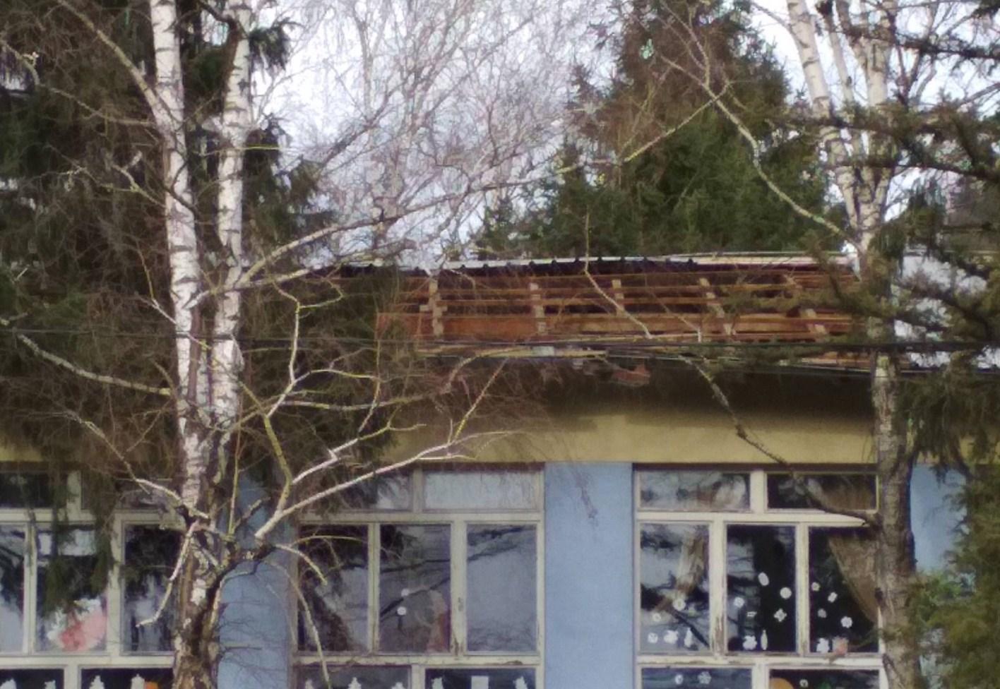 Vjetar odnio krov sa škole - Avaz