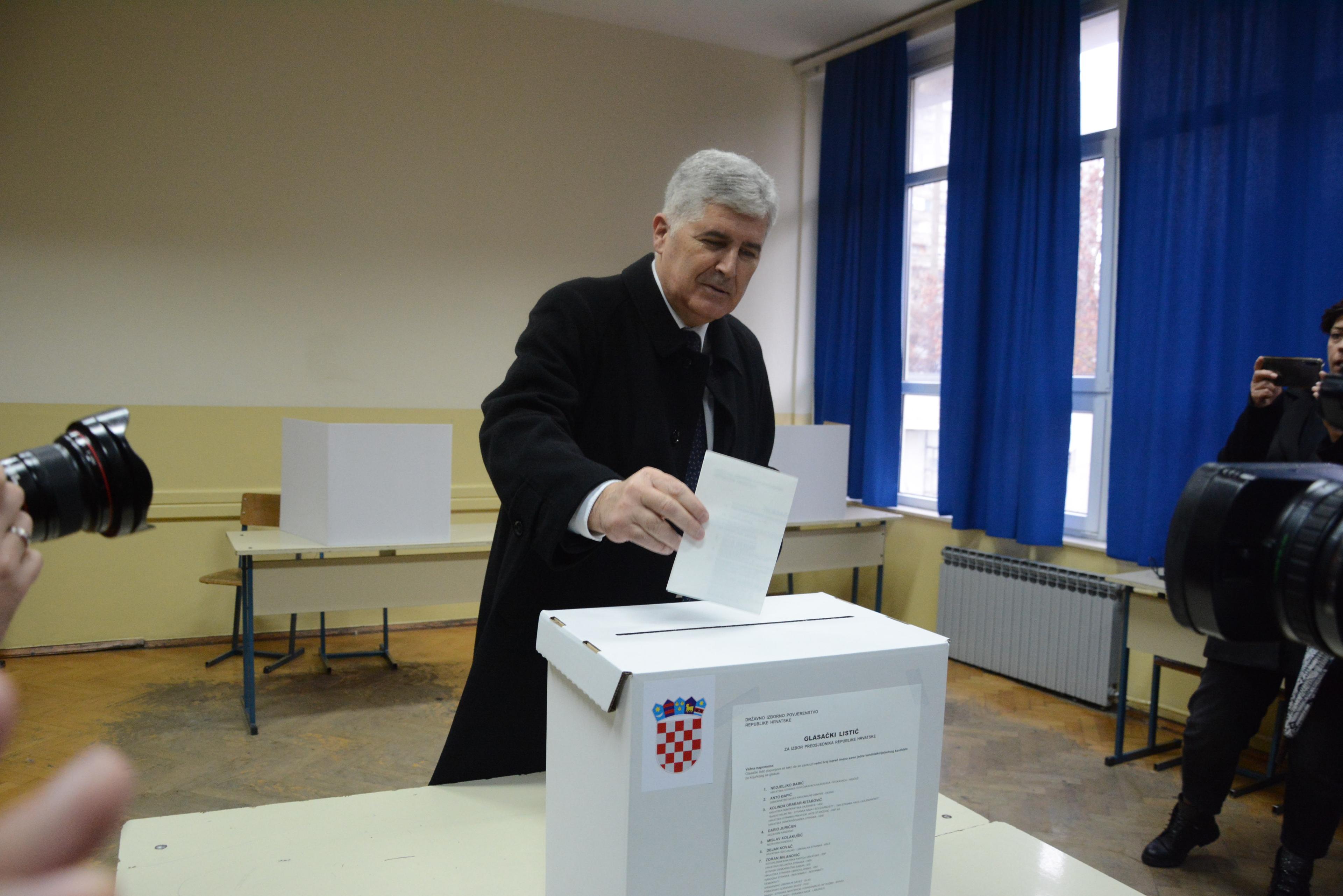 Čović tokom glasanja u Mostaru - Avaz