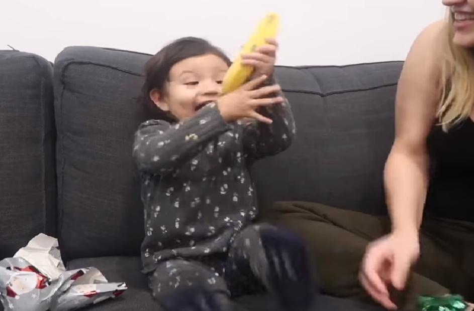 Djevojčici poklonili bananu, njena reakcija oduševila sve