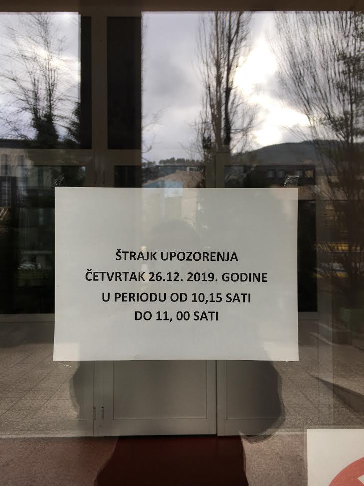 Štrajk upozorenja u srednjim školama u Sarajevu: Prazne školske klupe