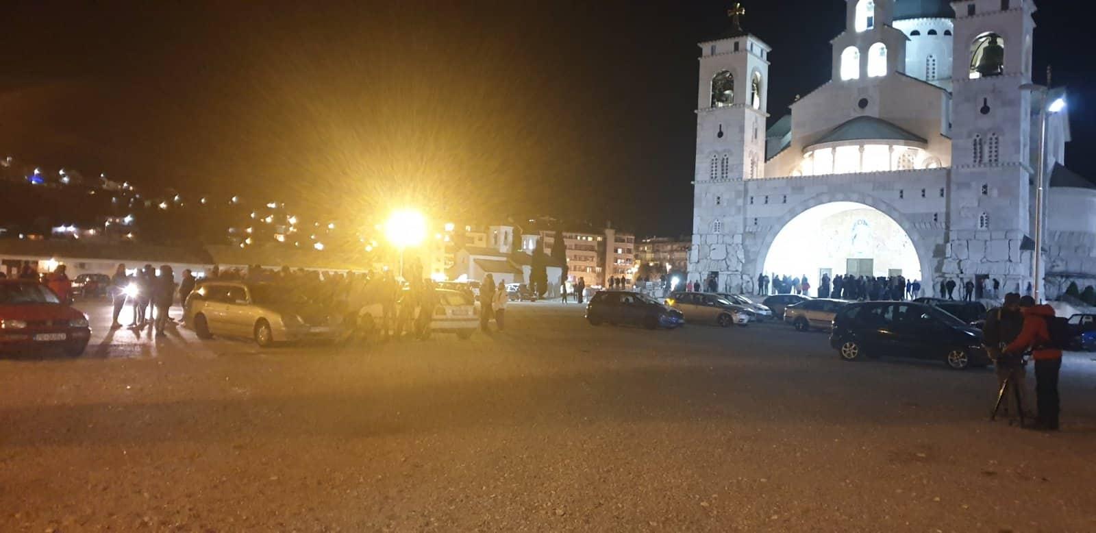 Vjernici SPC ispred Hrama dogovorili se da krenu u protestnu šetnju - Avaz