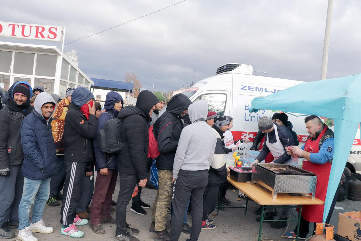 Roštilj za migrante u Tuzli - Avaz