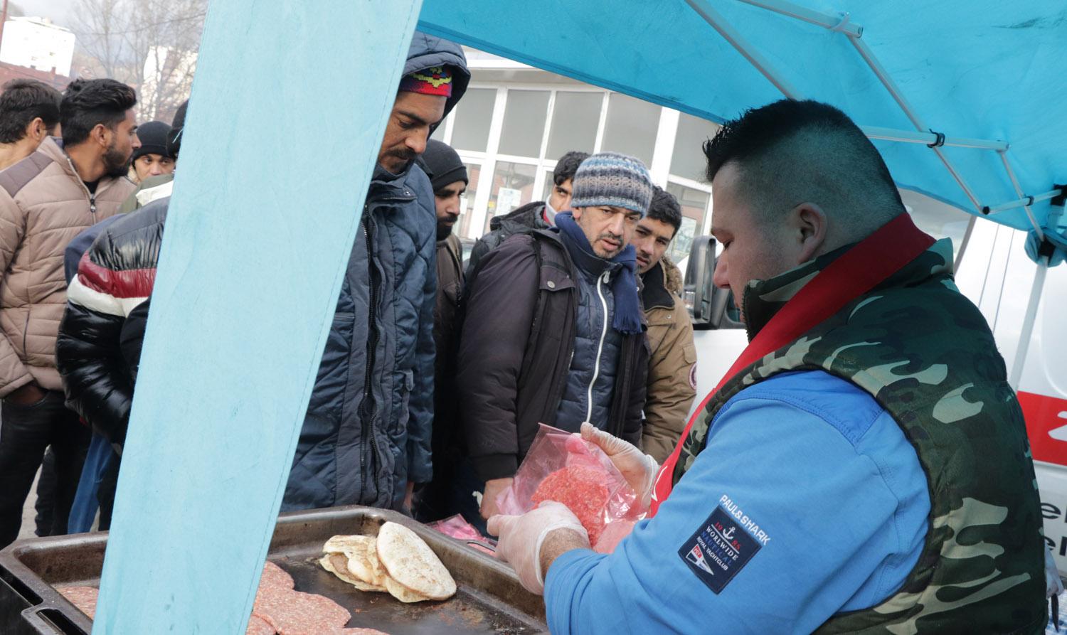 Roštilj za migrante u Tuzli - Avaz