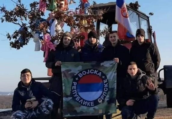 Omladina u Lukavcu slavi Božić uz obilježja nepostojeće vojske Republike Srpske: Najteži zločini, genocid, opsade...