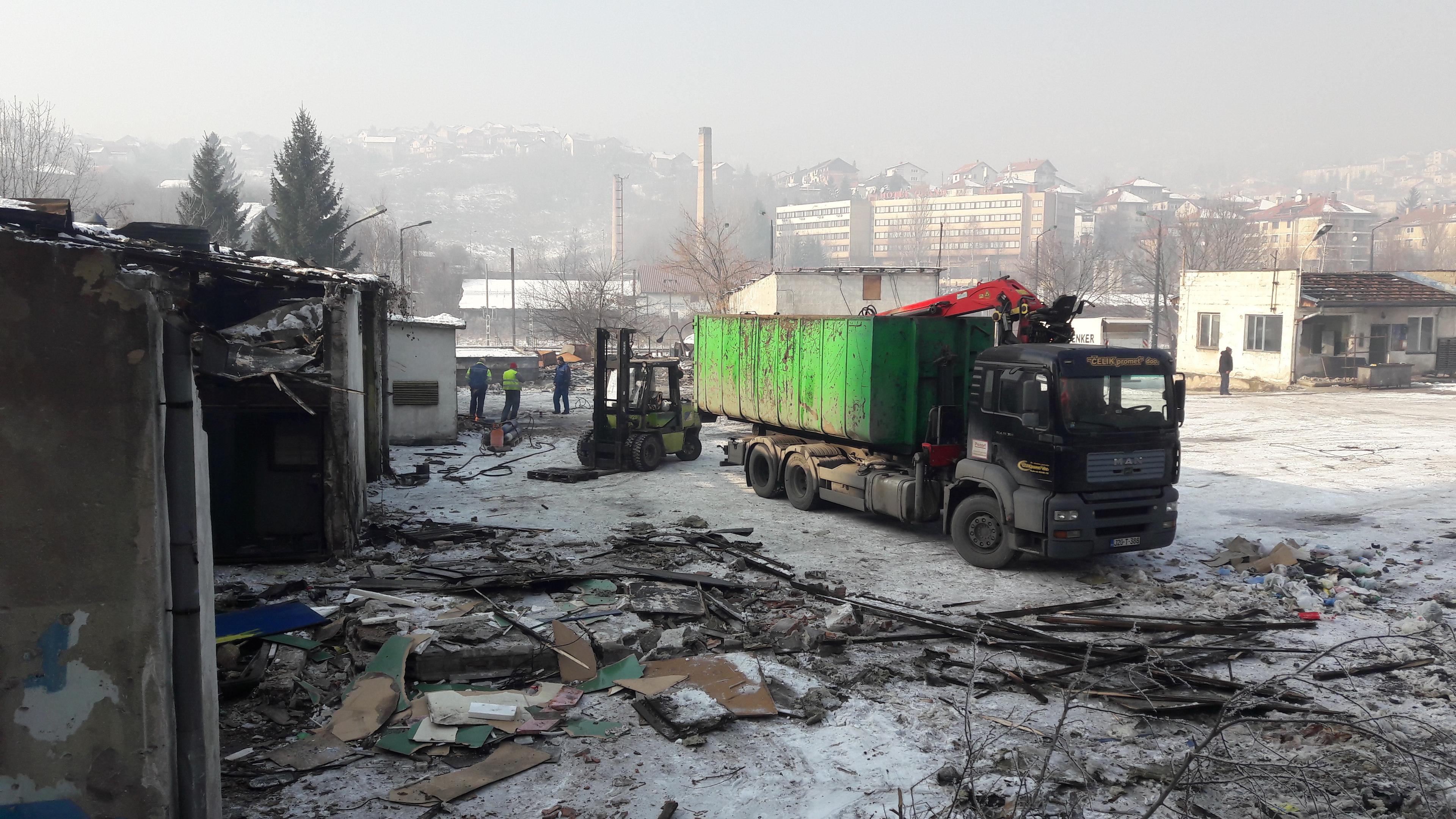 Radnici uklanjaju stare konstrukcije - Avaz