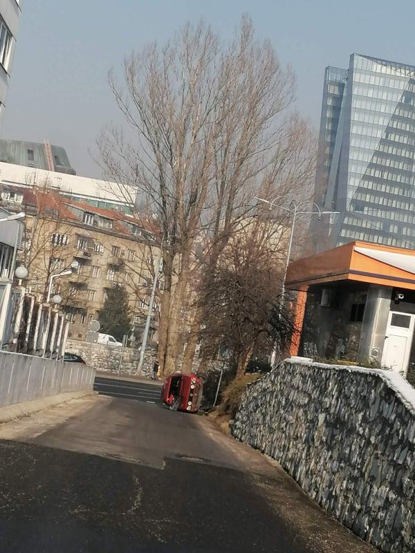 Nesvakidašnji prizor u Sarajevu: Građani zatekli prevrnut automobil, nema ni policije niti vozača