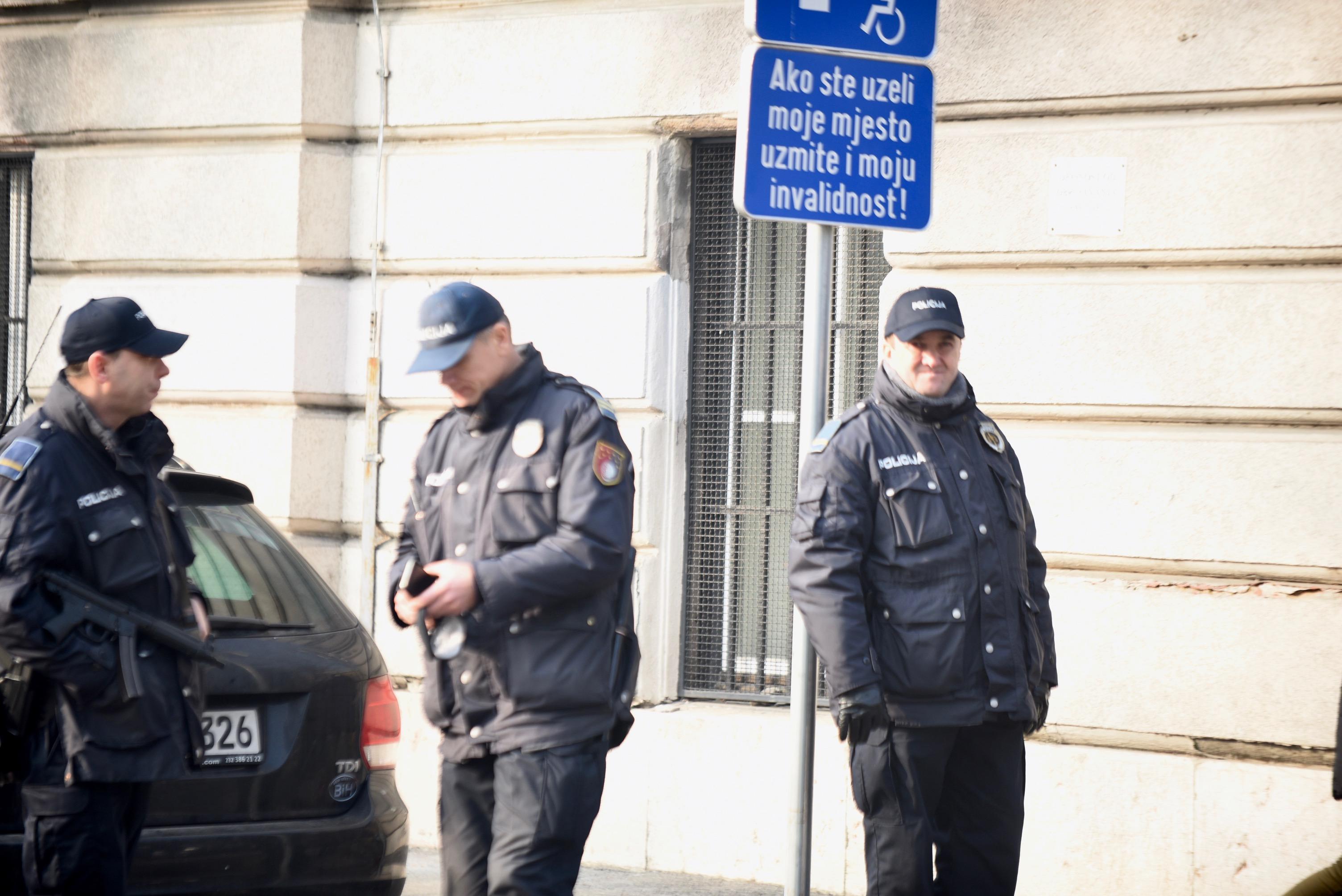 Policija ispred zgrade Kantona - Avaz