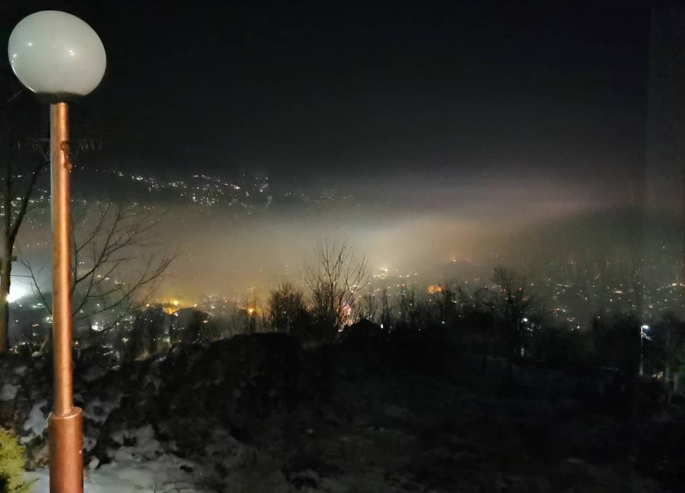 Magla u centru Sarajeva gusta kao tijesto: A pet minuta vožnje do Vidikovca čist zrak i svježa januarska noć