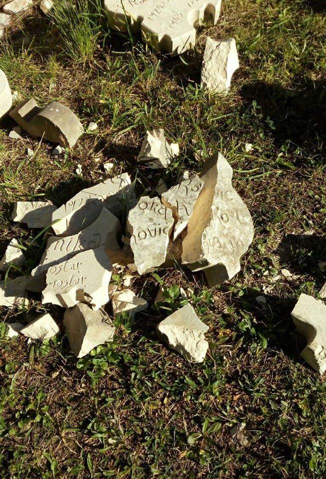 Na Partizanskom groblju u Mostaru fašisti, po ko zna koji put, sve porazbijali