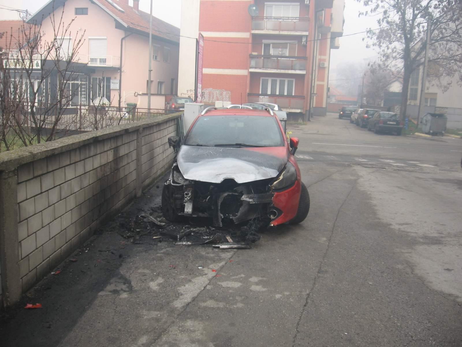 Kulićev zapaljeni Renault - Avaz