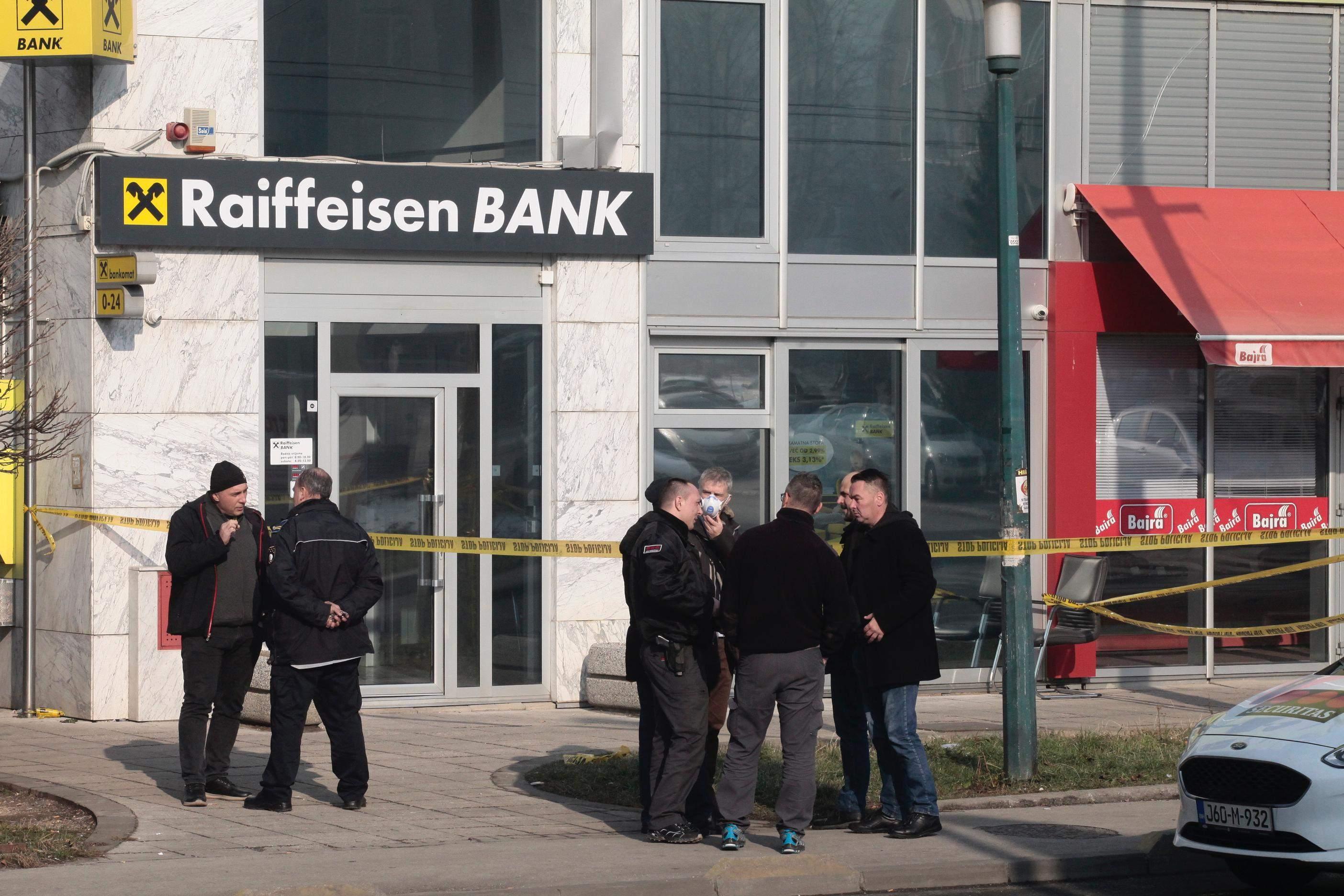 Policija i zaštitari ispred banke - Avaz