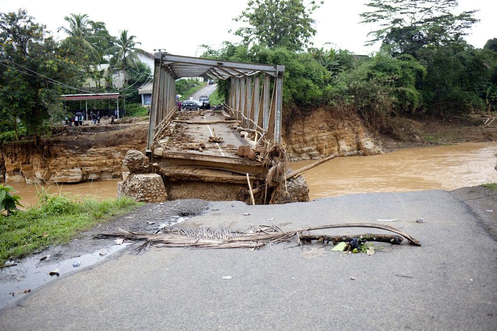 Srušio se most u Indoneziji: Devetero ljudi se utopilo u nabujaloj rijeci