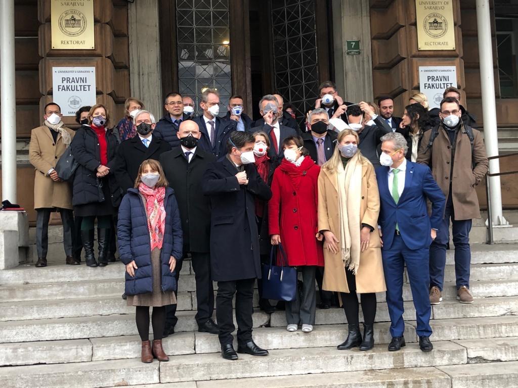 Ambasadori s maskama na licu ukazali na alarmantnu situaciju