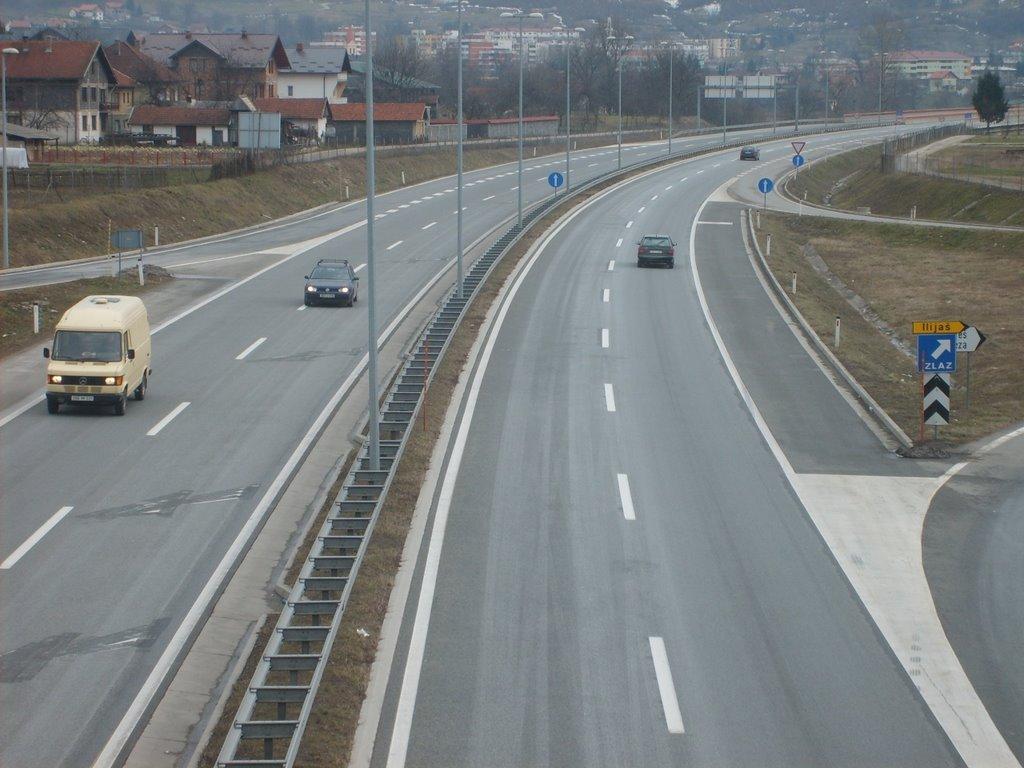 Na dionici autoputa Sarajevo sjever - Podlugovi zatvorena preticajna traka