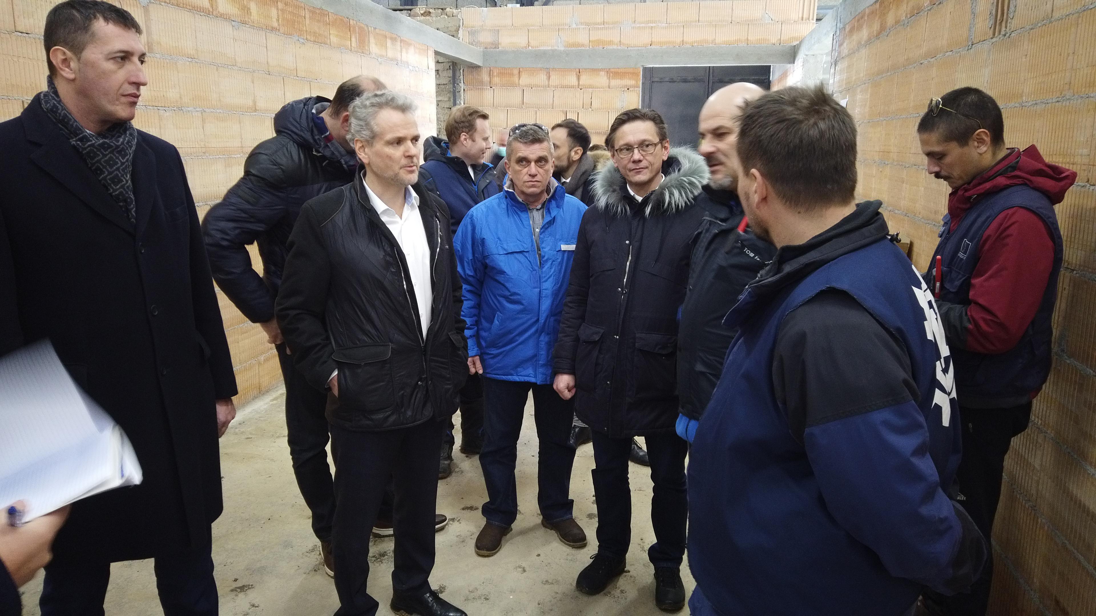 Šef Delegacije EU u BiH Johan Satler posjetio migracioni centar u Blažuju