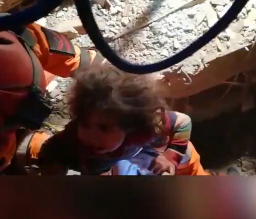 Elazig: Dvoipogodišnja djevojčica nakon 24 sata spašena ispod ruševina
