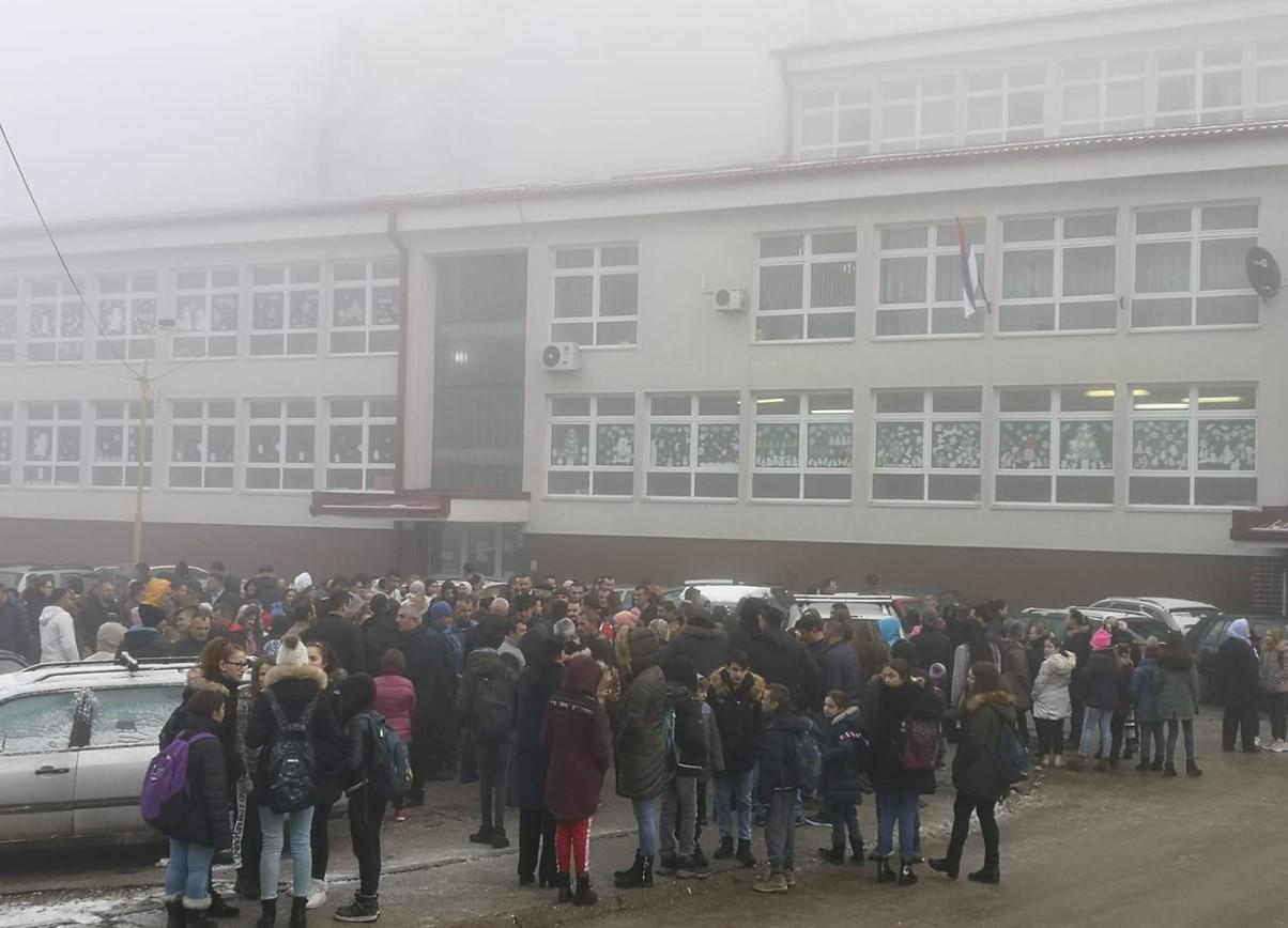 Roditelji bošnjačke djece organizirali protest ispred škole
