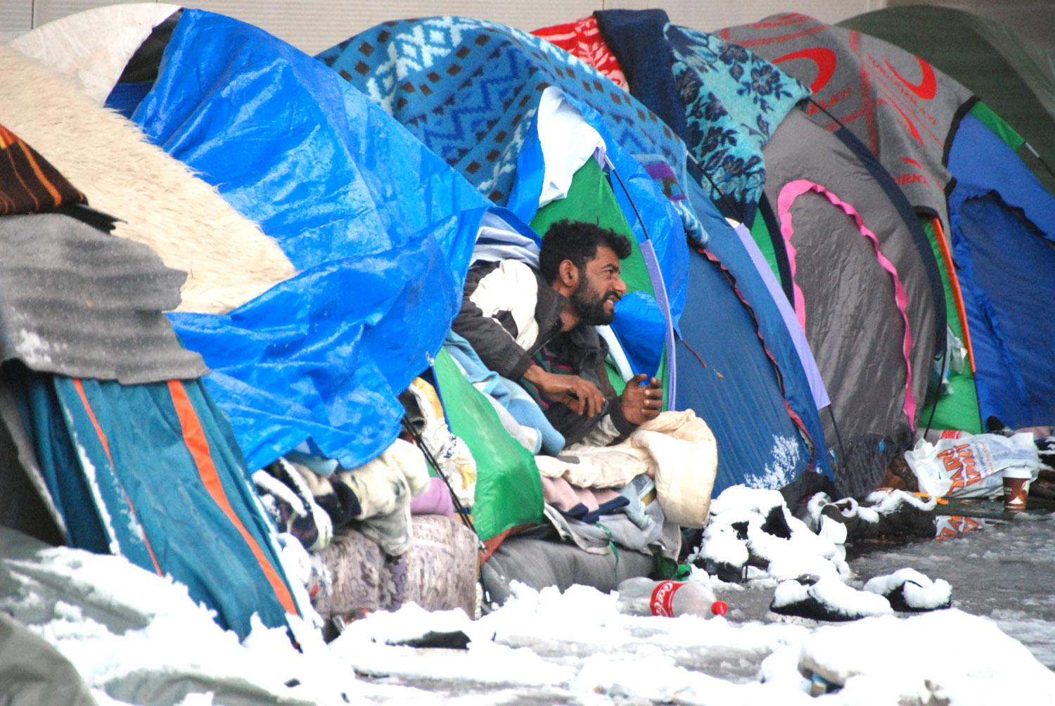 Nekoliko desetina migranata noć provelo pod šatorima pokrivenim snijegom