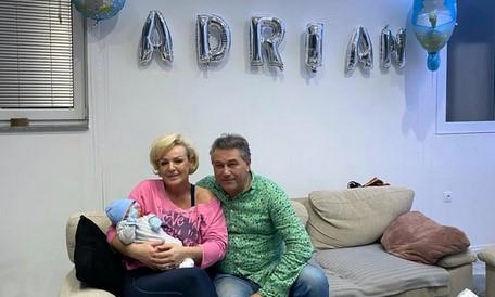 Halid Muslimović sa suprugom Adelisom pozirao s unukom - Avaz