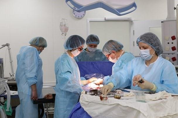 Hirurzi doživjeli šok usred operacije: Zanijemjeli kad su vidjeli šta je raslo u maternici