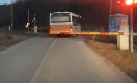Ima li ovaj čovjek mozga: Vozač autobusa u Modriči prešao prugu uprkos spuštenoj rampi i signalizaciji