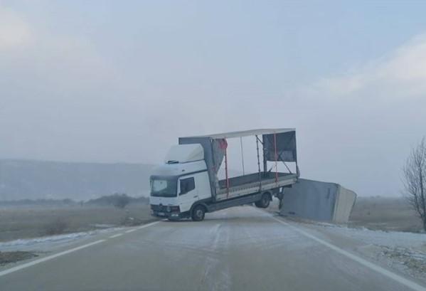 Kamion se popriječio na cesti kod Livna, zatvoreni pojedini putni pravci