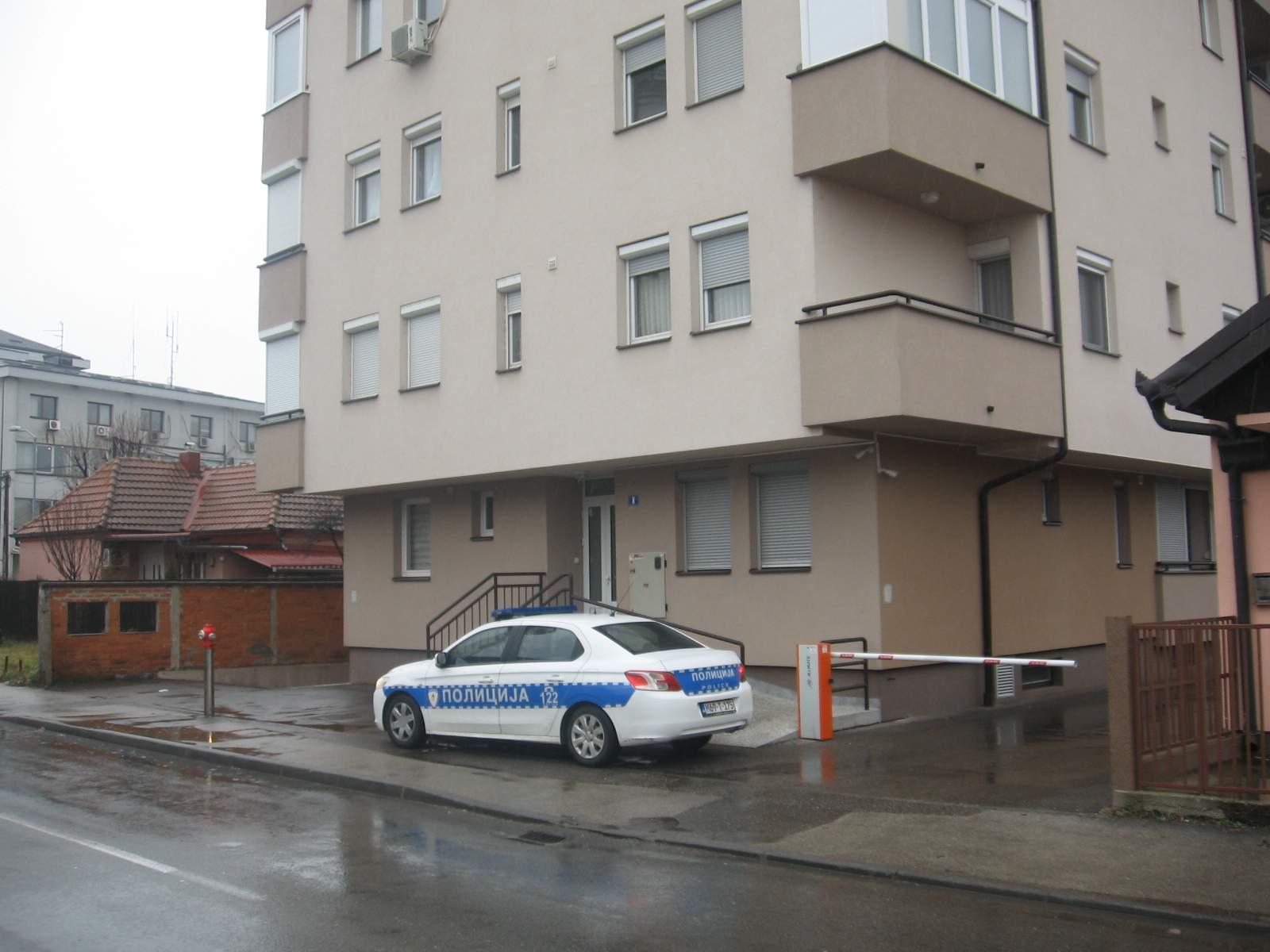 Policija ispred zgrade u kojoj živi starica - Avaz