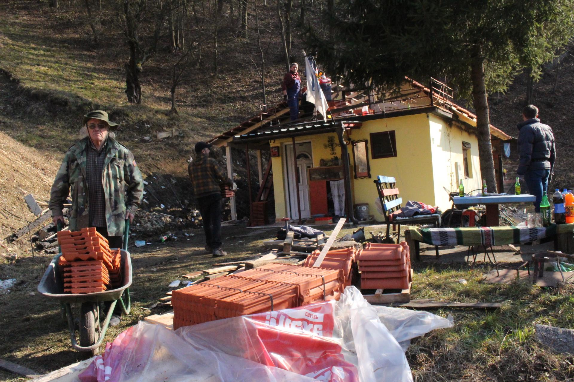 Danas je Pašo dobio novi krov na svojoj kući - Avaz