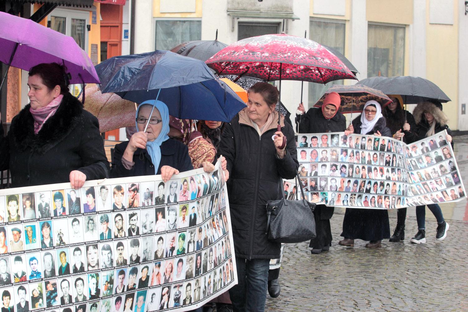 Mirni mimohod žena Srebrenice u Tuzli - Avaz