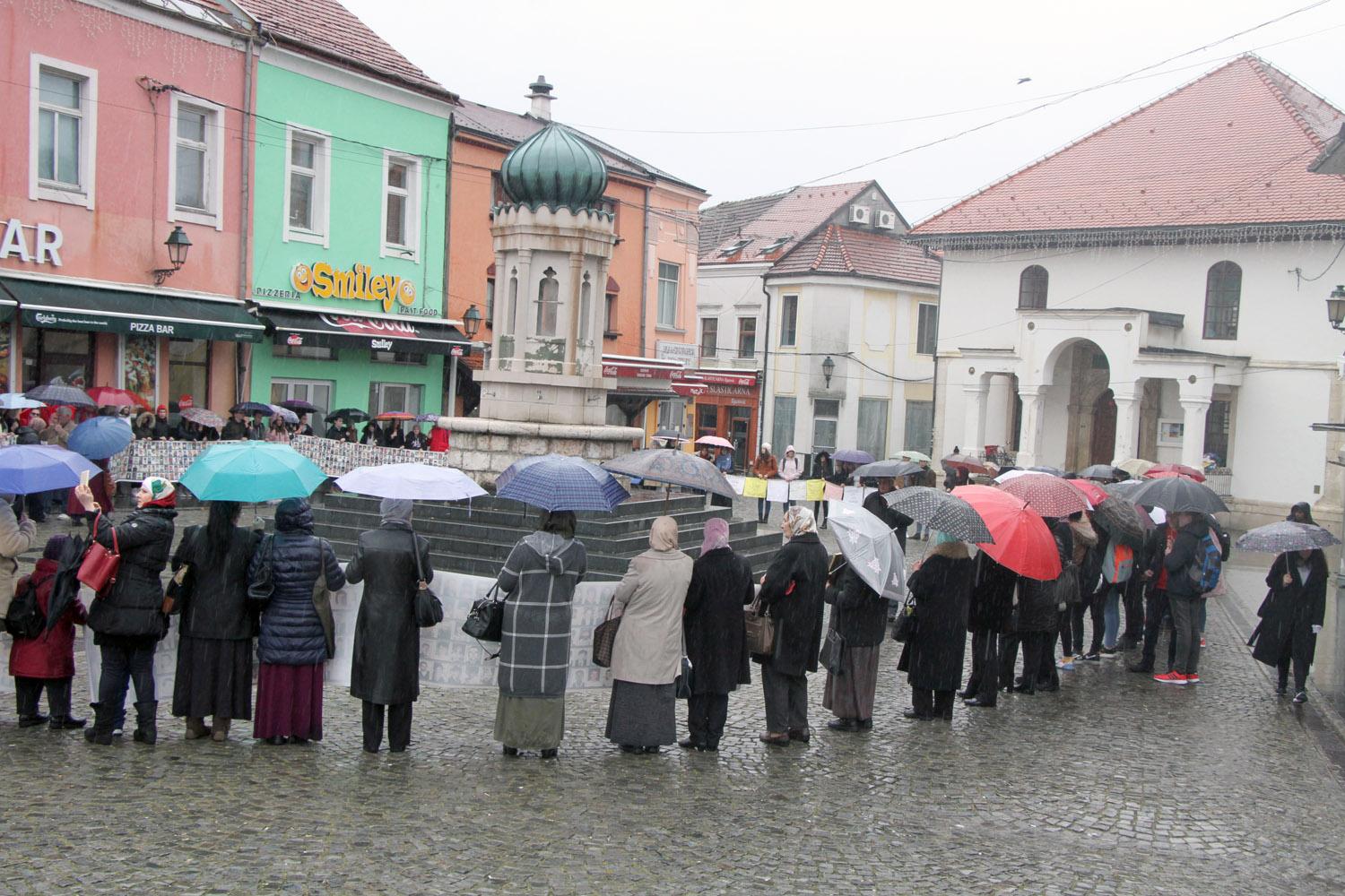 Mirni mimohod žena Srebrenice u Tuzli - Avaz