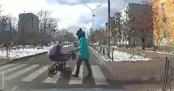 Pijani vozač udario u kolica s bebom, ona odletjela uzrak: Dječak samo čudom ostao živ