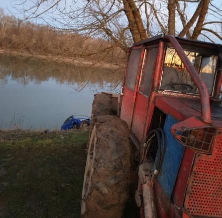 Vozilo izvučenio uz pomoć traktora - Avaz